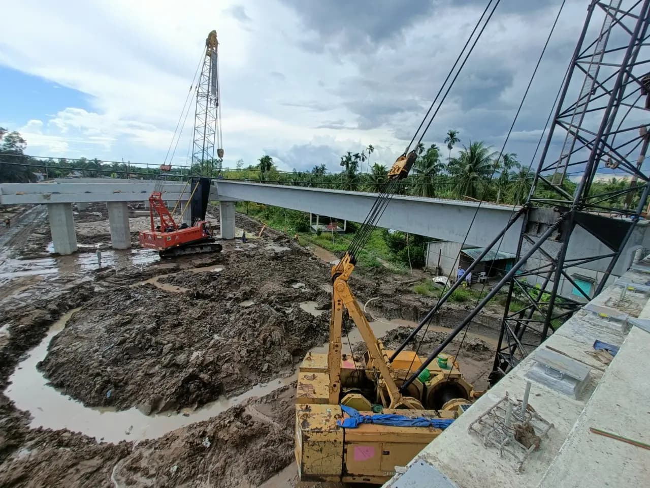 Khoảnh khắc gác dầm Super-T – dấu mốc quan trọng trong thi công cầu vượt