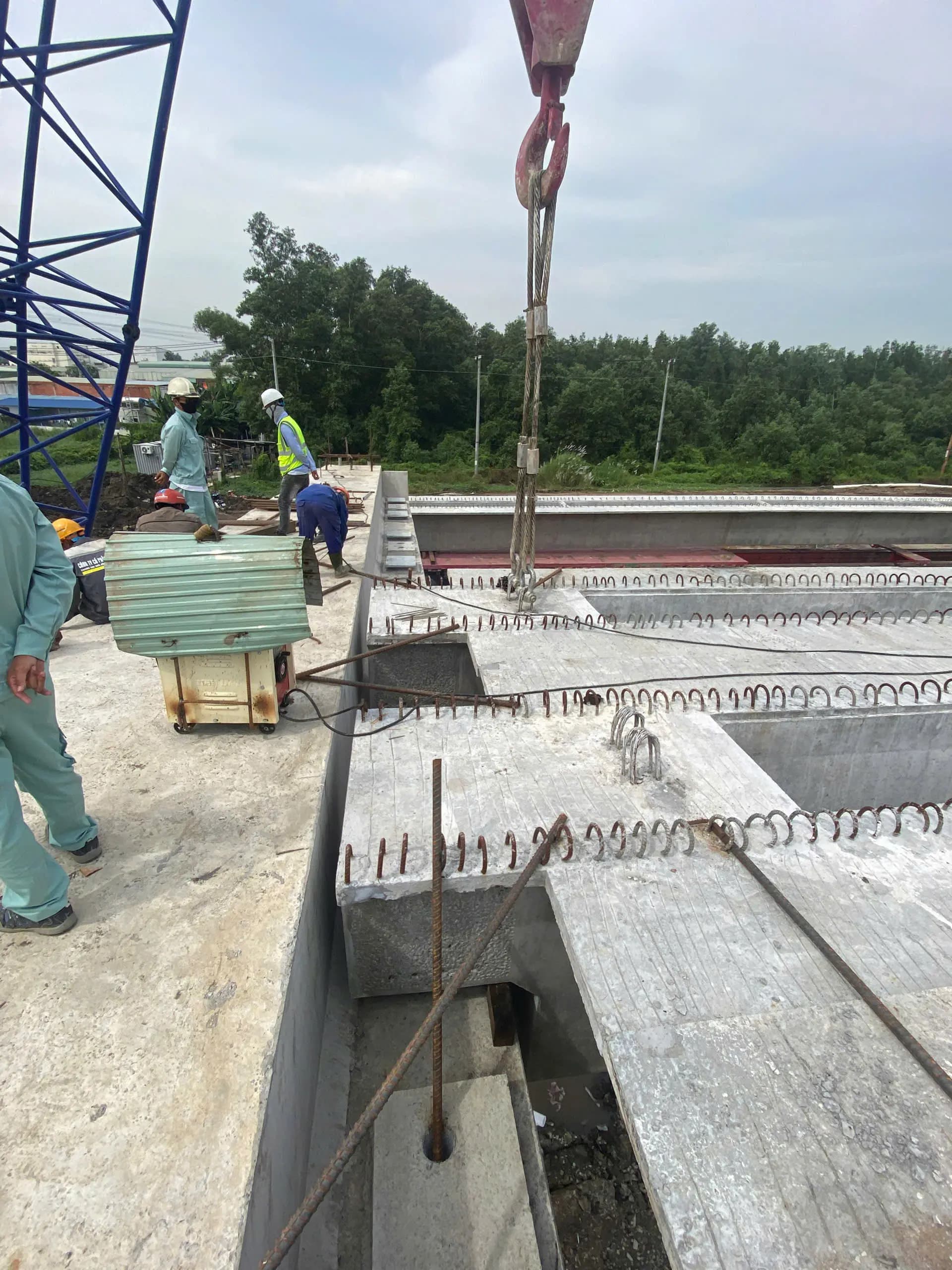 Khoảnh khắc gác dầm Super-T trên công trường