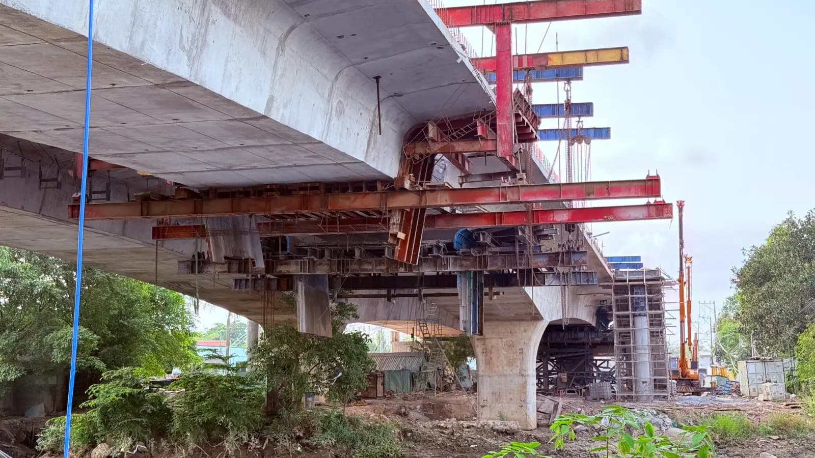 Kỹ thuật ván khuôn đúc hẫng: "Xương sống" đưa cầu Tăng Long về đích thần tốc