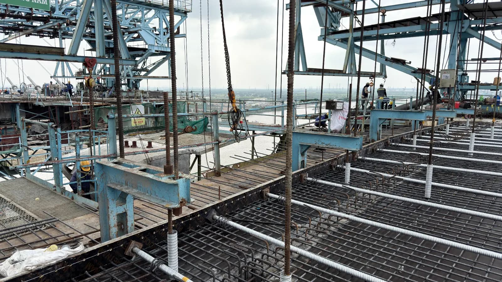 HÌNH ẢNH ỐNG GEN CÁP DỰ ỨNG LỰC: "HỆ MẠCH MÁU" BẢO VỆ XƯƠNG SỐNG CÔNG TRÌNH
