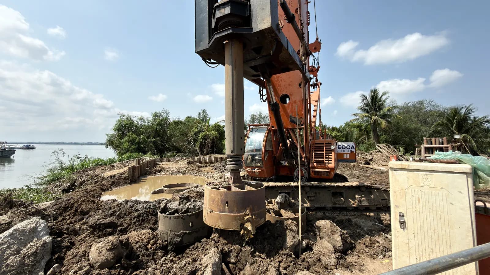 CẬN CẢNH "QUÁI VẬT" CHINH PHỤC ĐÁ CỨNG: GẦU KHOAN ĐÁ TRONG THI CÔNG CỌC KHOAN NHỒI