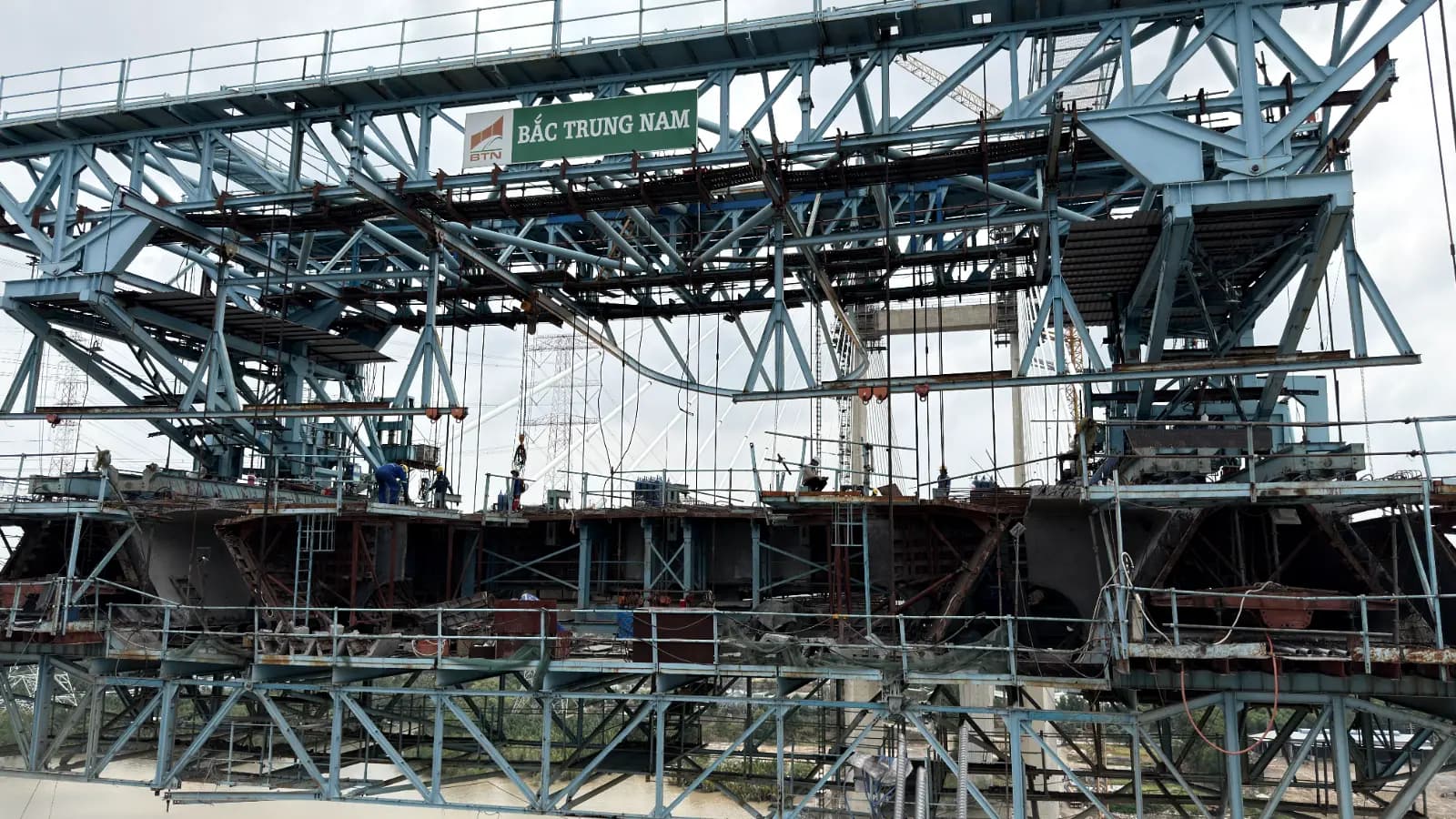 CÔNG NGHỆ THI CÔNG CẦU ĐÚC HẪNG CÂN BẰNG: ĐỈNH CAO KỸ THUẬT VÀ NHỮNG THÁCH THỨC TRỌNG YẾU